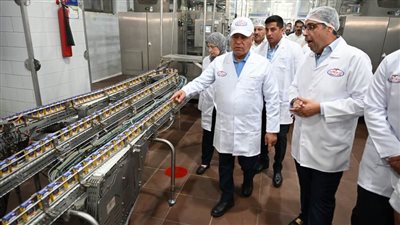 كامل الوزير يتفقد 3 مصانع للصناعات الغذائية والمعدنية ومواد البناء بـ
