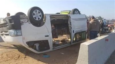 إصابة 6 أشخاص في حادث انقلاب سيارة بطريق أبوسمبل بأسوان