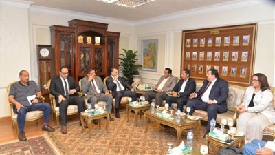 محافظ أسيوط يستقبل وفد مشروع 