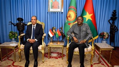 وزير الخارجية والهجرة يلتقي مع وزير خارجية بوركينا فاسو