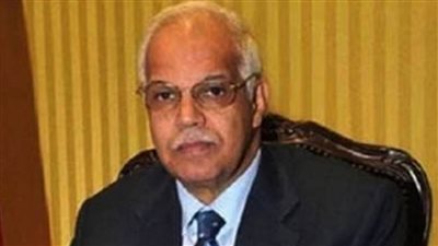 وزير النقل السابق يحصل على جائزة الدولة للرواد 