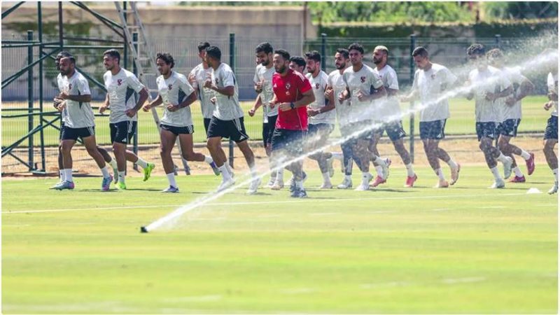 لاعبو الأهلي في التدريبات