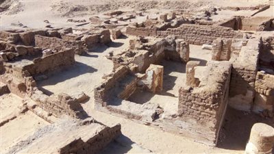 الكشف عن أطلال لمبان سكنية وكنائس ومقابر بالواحات البحرية