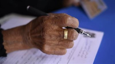  العمر مجرد رقم.. سيدة أسوانية تقهر الأمية بعد أن قاربت على الـ 80  