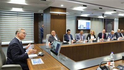  وزير البترول والثروة المعدنية يلتقي مجموعة من كُتاب الرأي وخبراء الاقتصاد والطاقة