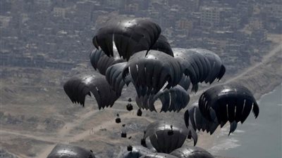 تقرير: إسرائيل ستتيح لدول أجنبية إسقاط مساعدات إلى غزة