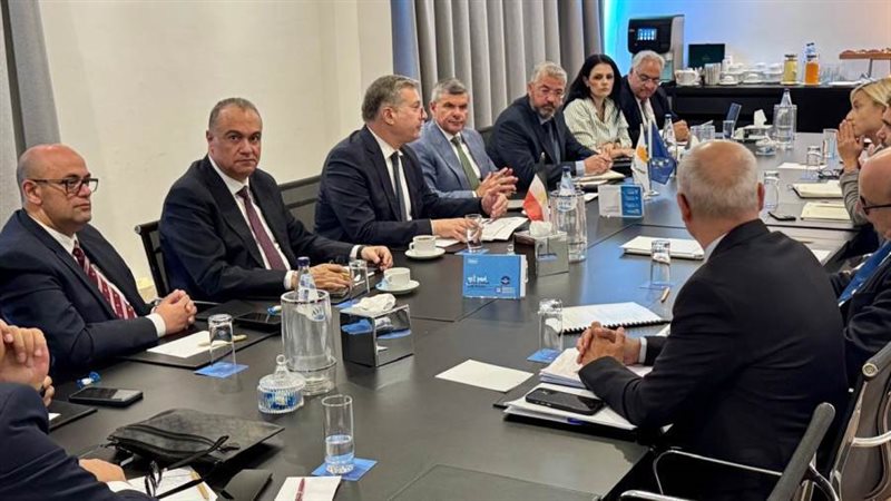 خلال اجتماع وزير