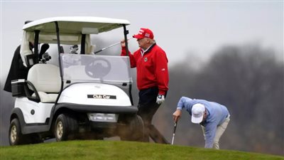 ترامب يمارس الجولف في اسكتلندا واحتجاجات رافضة لزيارته في أدنبرة