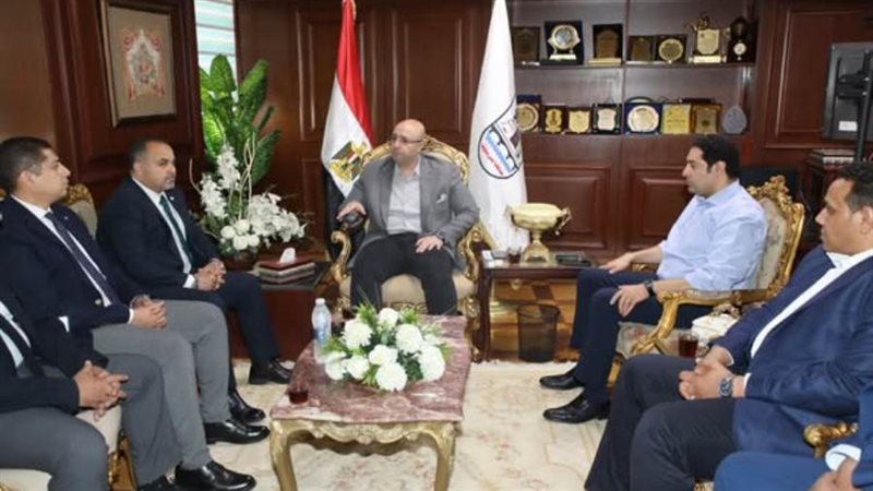 اجتماع محافظ بنى