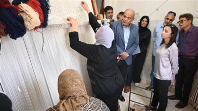 رغم منافسته “للعجمى“ يباع بسعر المصنع.. محافظ البحيرة تتفقد مشروع ومعرض السجاد اليدوي برشيد