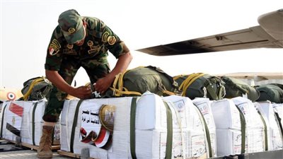 المتحدث العسكري: مصر تسقط أطنانًا من المساعدات جوًا على قطاع غزة