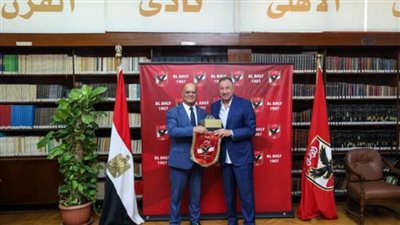 السفير التونسي يشكر الأهلي.. والخطيب يهديه درع وعلم النادي