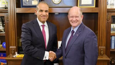 وزير الخارجية والهجرة يلتقي السيناتور 