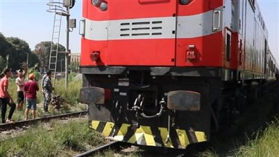 خروج عجلات جرار قطار عن القضبان بمحطة المنيا