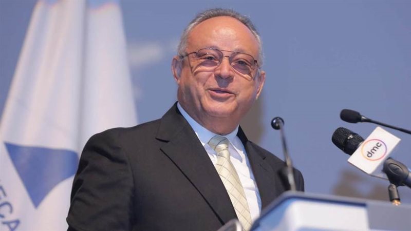 الدكتور احمد زايد