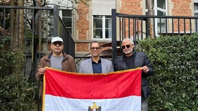  الجالية المصرية ببلجيكا يقبلون على السفارة للتصويت في انتخابات مجلس الشيوخ 