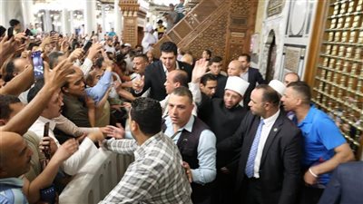 وزير الأوقاف يؤدي صلاة الجمعة في مسجد الإمام الحسين 