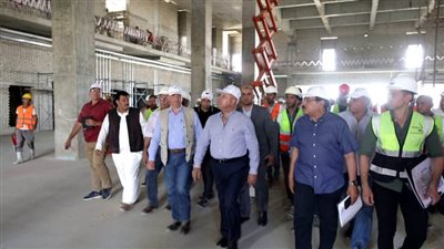 وزير النقل يتفقد مواقع العمل بمشروع الخط الأول للقطار الكهربائي السريع من مطروح إلى الإسكندرية