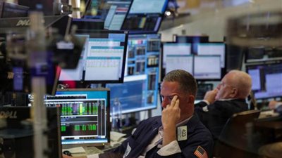 تراجع الأسهم الأمريكية بفعل بيانات الوظائف والرسوم الجديدة