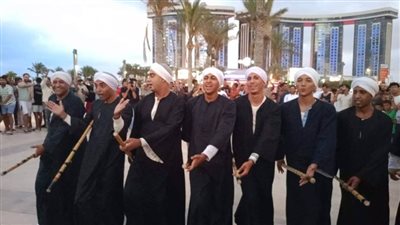 في ليالي العلمين.. أجواء مبهجة وتفاعل مع فلكلور سوهاج وإيقاعات الأنفوشي وأغاني الشباب