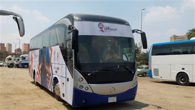 حافلات خاصة تحمل شعار البطولة لنقل منتخبات بطولة العالم لكرة اليد تحت 19 عامًا