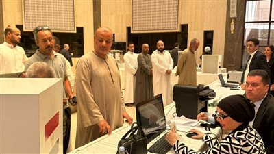 المصريون في السعودية يتوافدون على اللجان الانتخابية في الرياض وجدة لاختيار نواب الشورى