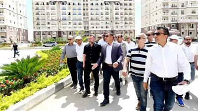 وزير الإسكان يتفقد مشروع التجمع العمراني 