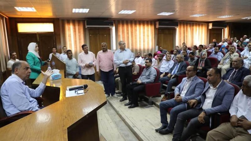 محافظ المنيا خلال