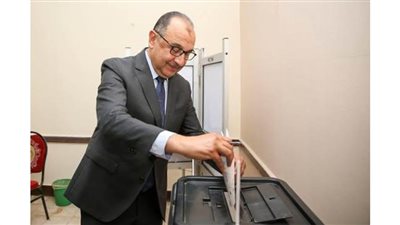 وزير قطاع الأعمال يدلي بصوته بالتجمع الخامس بالقاهرة