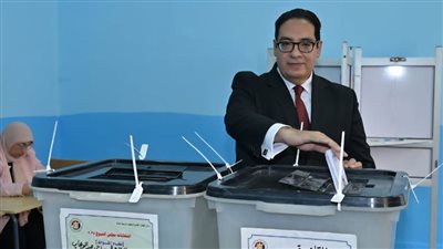 رئيس جامعة القاهرة يدلي بصوته في انتخابات مجلس الشيوخ 2025