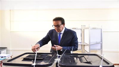 وزير الصحة والسكان يدلى بصوته في انتخابات مجلس الشيوخ 2025