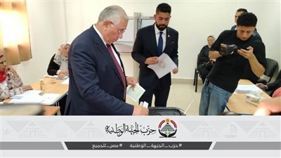 أمين عام حزب الجبهة يدلي بصوته في انتخابات الشيوخ