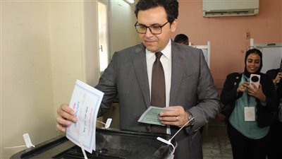 وزير الثقافة يدلي بصوته في انتخابات مجلس الشيوخ.. ويؤكد: المشاركة واجب وطني