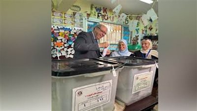 وزير الطيران المدني يُدلي بصوته في انتخابات الشيوخ ويؤكد أهمية المشاركة الإيجابية بالاستحقاق الدستوري