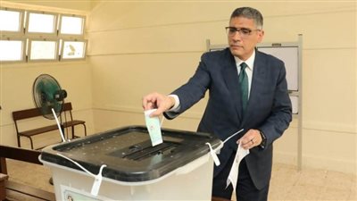 محافظ الجيزة يدلي بصوته في انتخابات الشيوخ