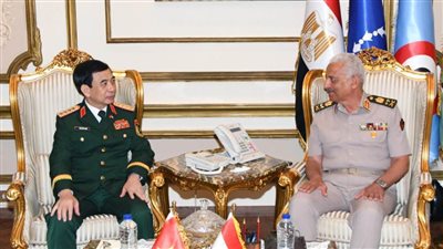 وزير الدفاع يناقش مع نظيره الفيتنامي سبل تعزيز أوجه التعاون العسكرى