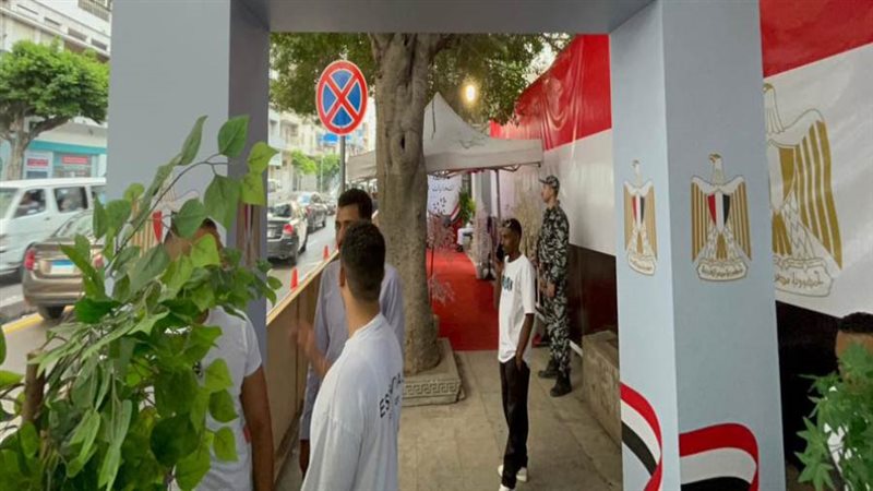 توافد المواطنين أمام