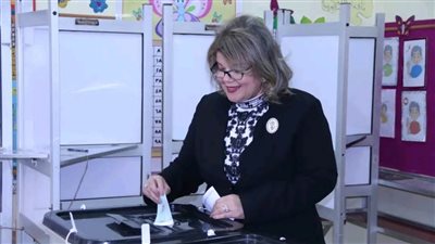 نواب الشعب ومرشحو الشيوخ بالإسماعيلية في صفوف المشاركين بالانتخابات