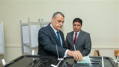 وزير الإنتاج الحربي يدلي بصوته في انتخابات مجلس الشيوخ بمنطقة المقطم