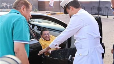 في لفتة إنسانية.. رجال الشرطة يساعدون ذوي الاحتياجات الخاصة بالإدلاء بأصواتهم في انتخابات الشيوخ