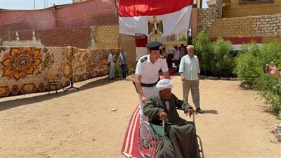 رجال الشرطة يقدمون الدعم لكبار السن وذوي الإعاقة في انتخابات 