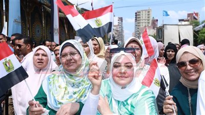 رافعين الأعلام ..سيدات كفر الشيخ يصطففنن أمام لجان الانتخابات