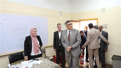 محافظ الجيزة يتابع الانتخابات بالدقي وجنوب الجيزة 