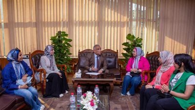 بالصور.. في استجابة سريعة لأزمتهم.. رئيس جامعة طنطا يستمع إلى مطالب وفد من الطبيبات