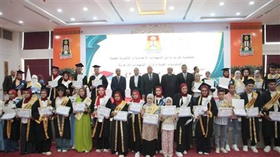 أول محافظة تكرّم المعلمين وأوائل الطلاب برحلات عمرة.. الوادي الجديد تحتفي بالأوائل في احتفالية غير مسبوقة 