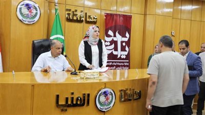 محافظ المنيا يوجه بتقديم مساعدات مالية للأكثر احتياجًا