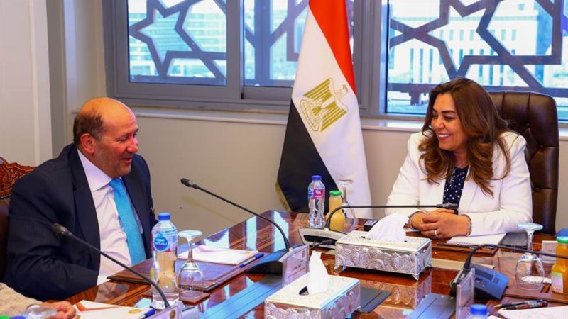 د.منال تلتقي وفد