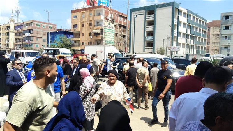 تجمع الناخبين أمام