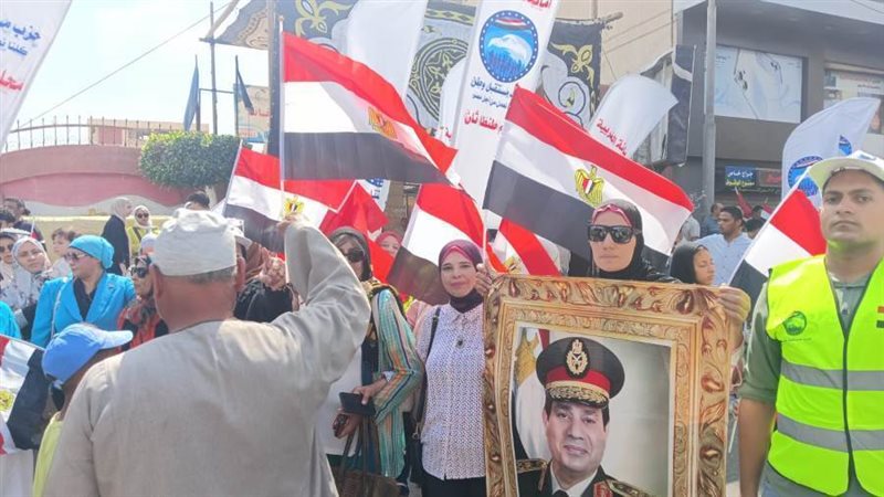 ناخبون يرفعون علم