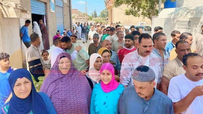 عشرات المواطنين أمام